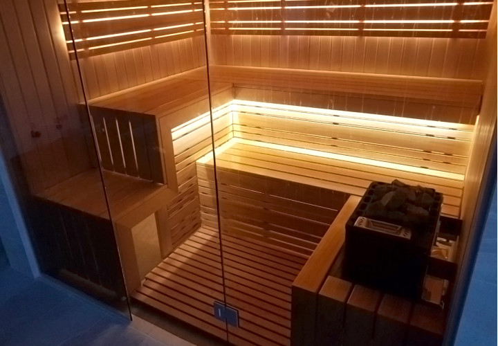 Sauna ar stikla fasādi un skatu uz baseinu