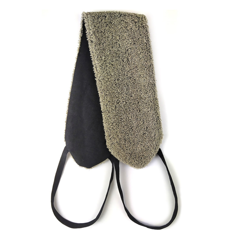 Muguras skruberis ar melniem rokturiem