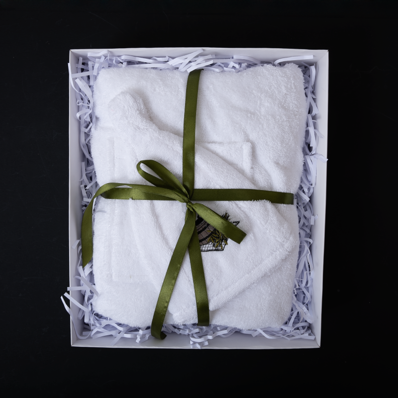 Dāvanu komplekts Viņai - BALTS, 75x140 cm, dāvanu kastītē. Priekšauts un cepure pirtij