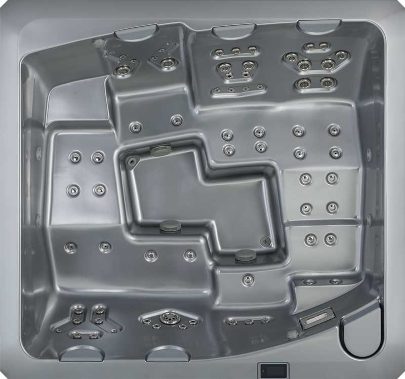 Skats no augšas uz pelēku USSPA spa baseinu ar ergonomiskām sēdvietām un vairākām strūklu zonām