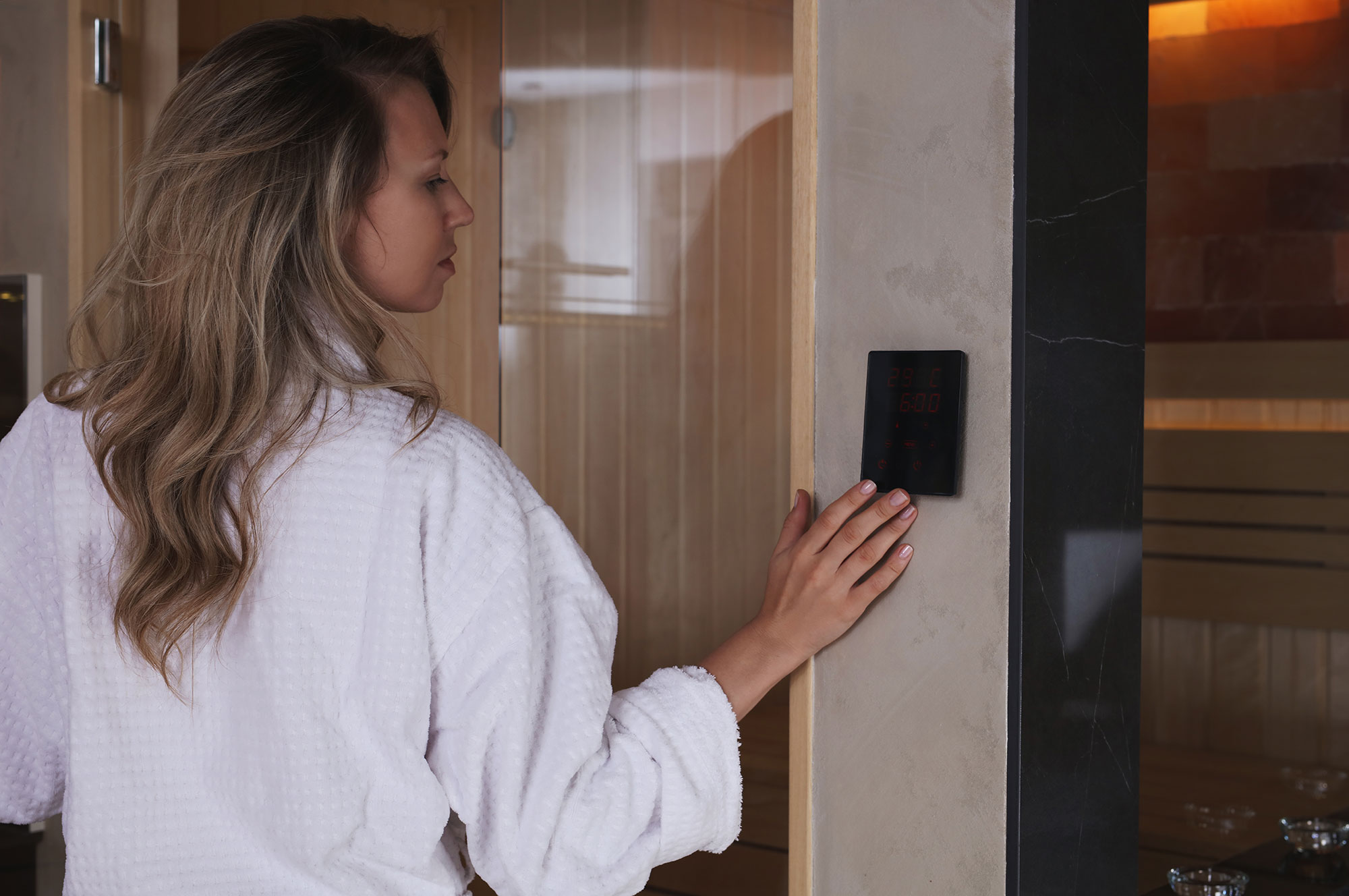 sieviete regulē saunas vadības paneli