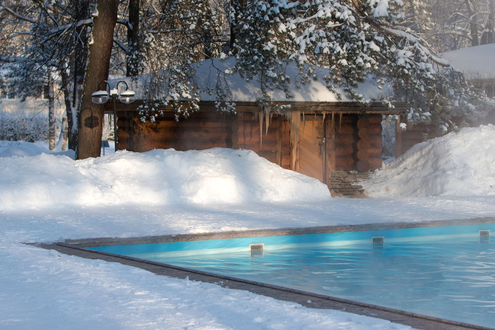 sauna un baseins ziemā