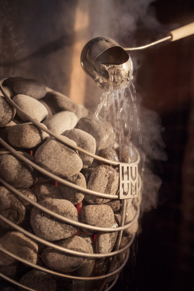 Kā pareizi uzliet ūdeni uz elektriskā pirts sildītāja akmeņiem