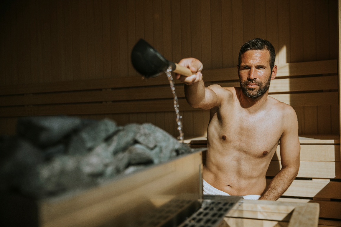 Ūdens liešana uz pirts akmeņiem