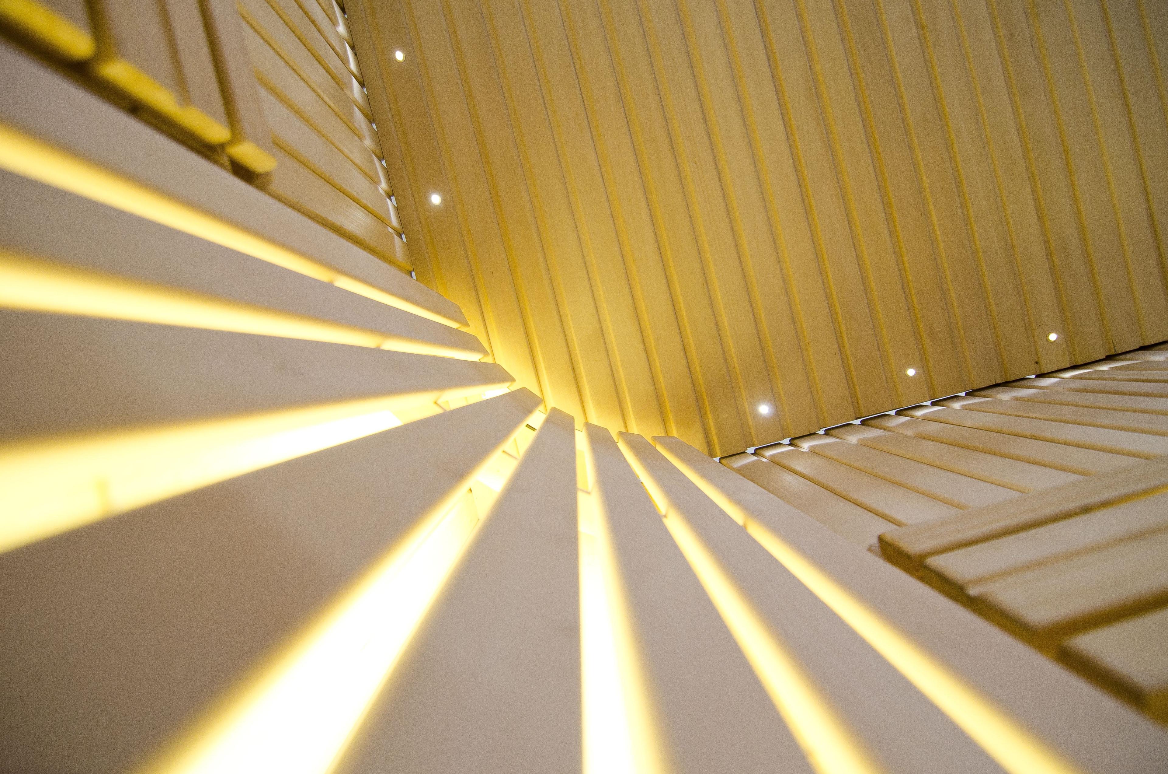 Spilgta pirts ar regulējamu LED apgaismojumu