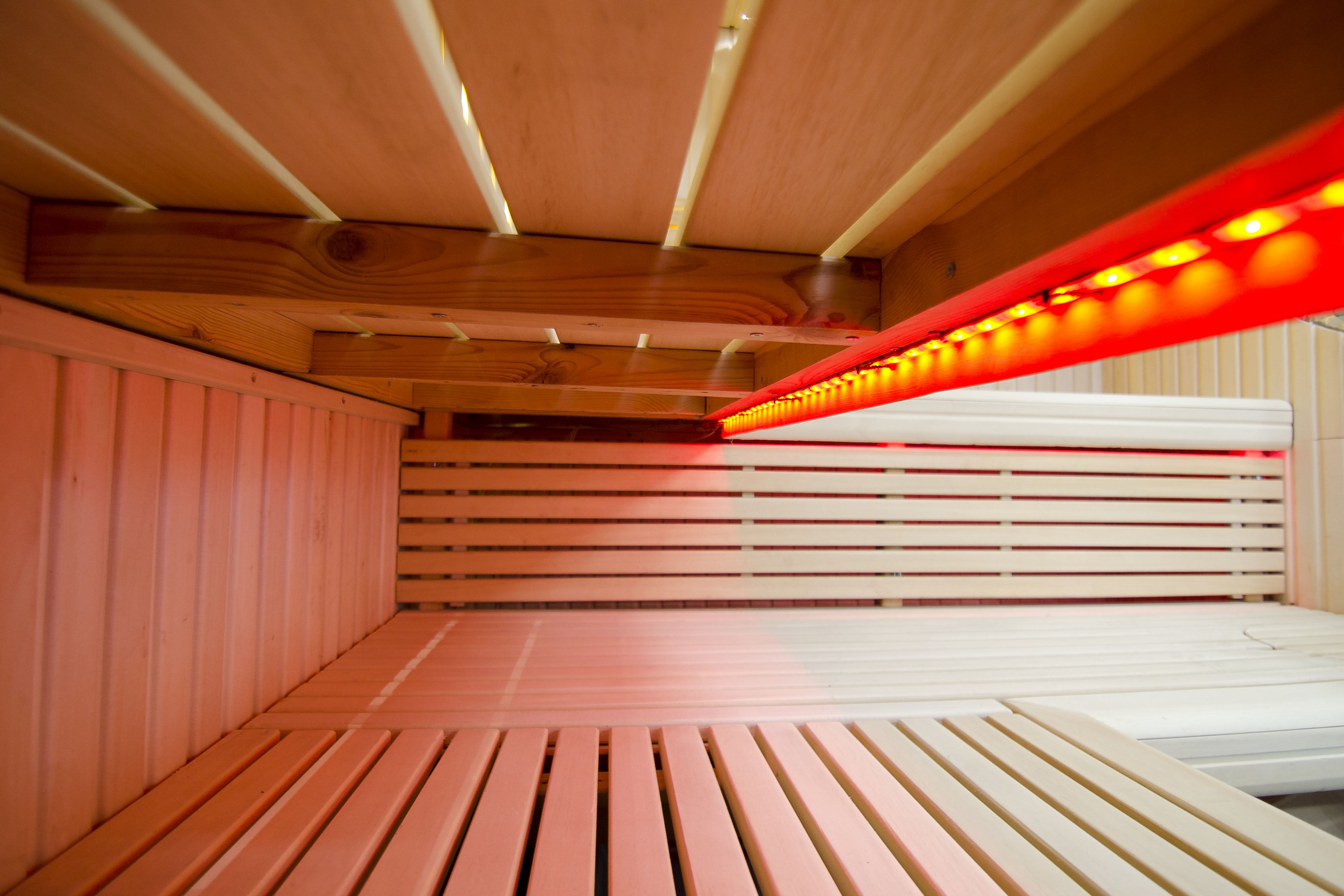 Spilgta pirts ar regulējamu LED apgaismojumu