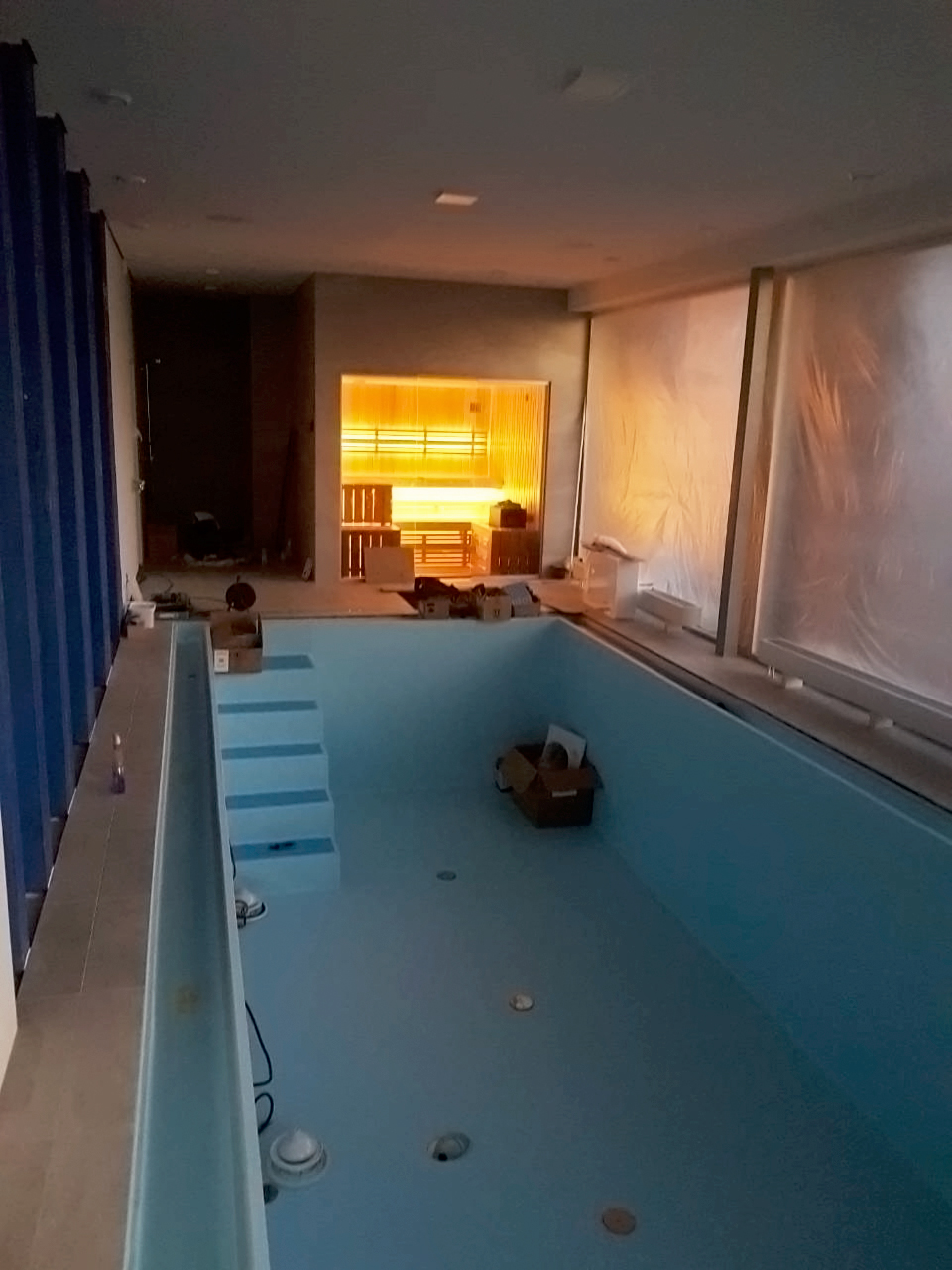 Sauna ar stikla fasādi un skatu uz baseinu