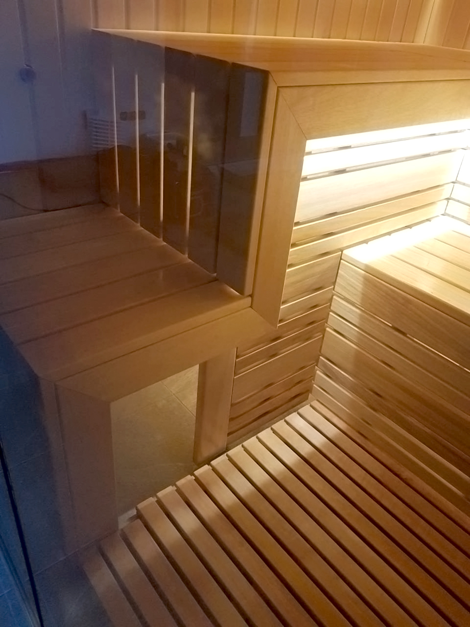 Sauna ar stikla fasādi un skatu uz baseinu