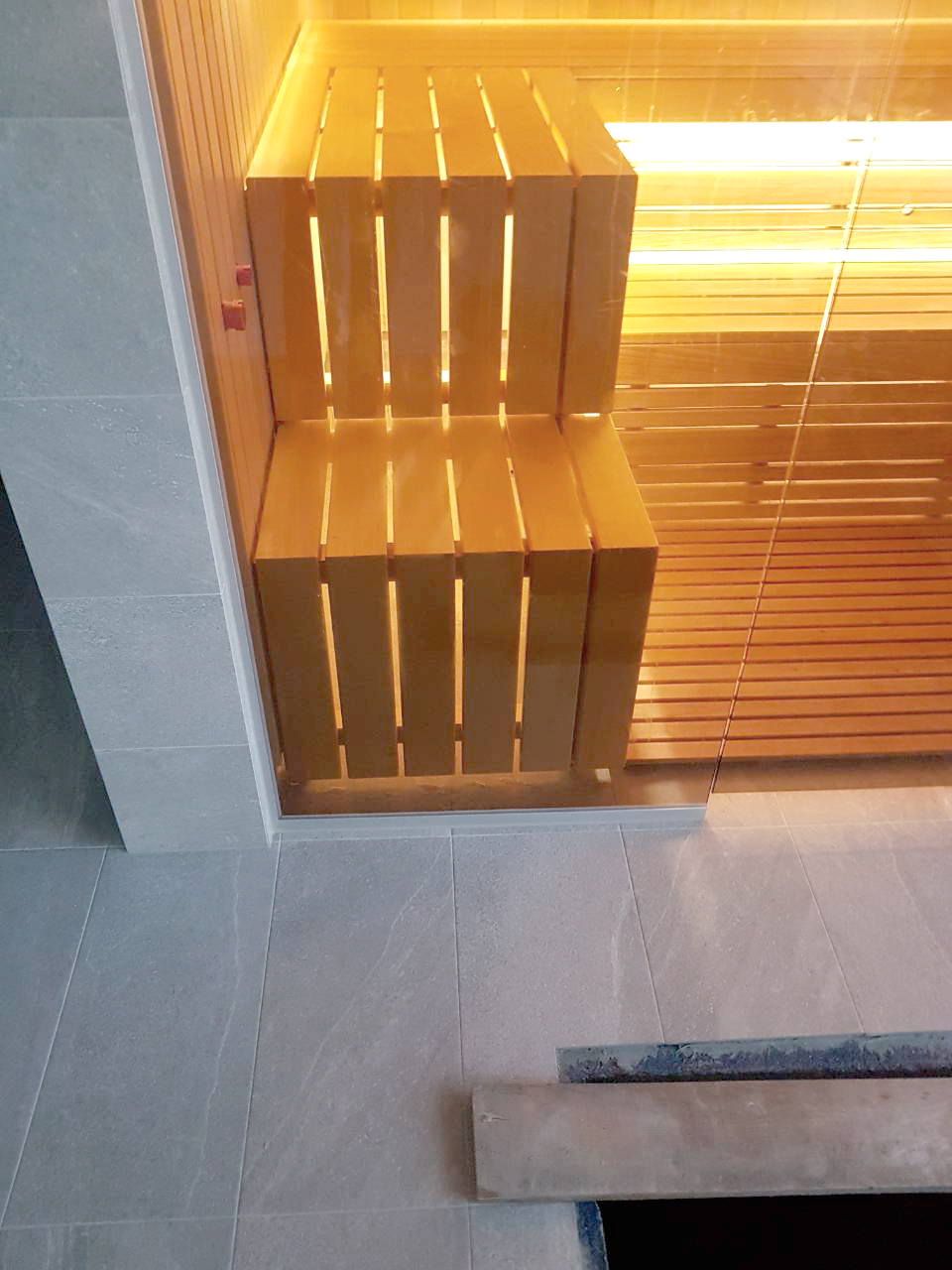 Sauna ar stikla fasādi un skatu uz baseinu