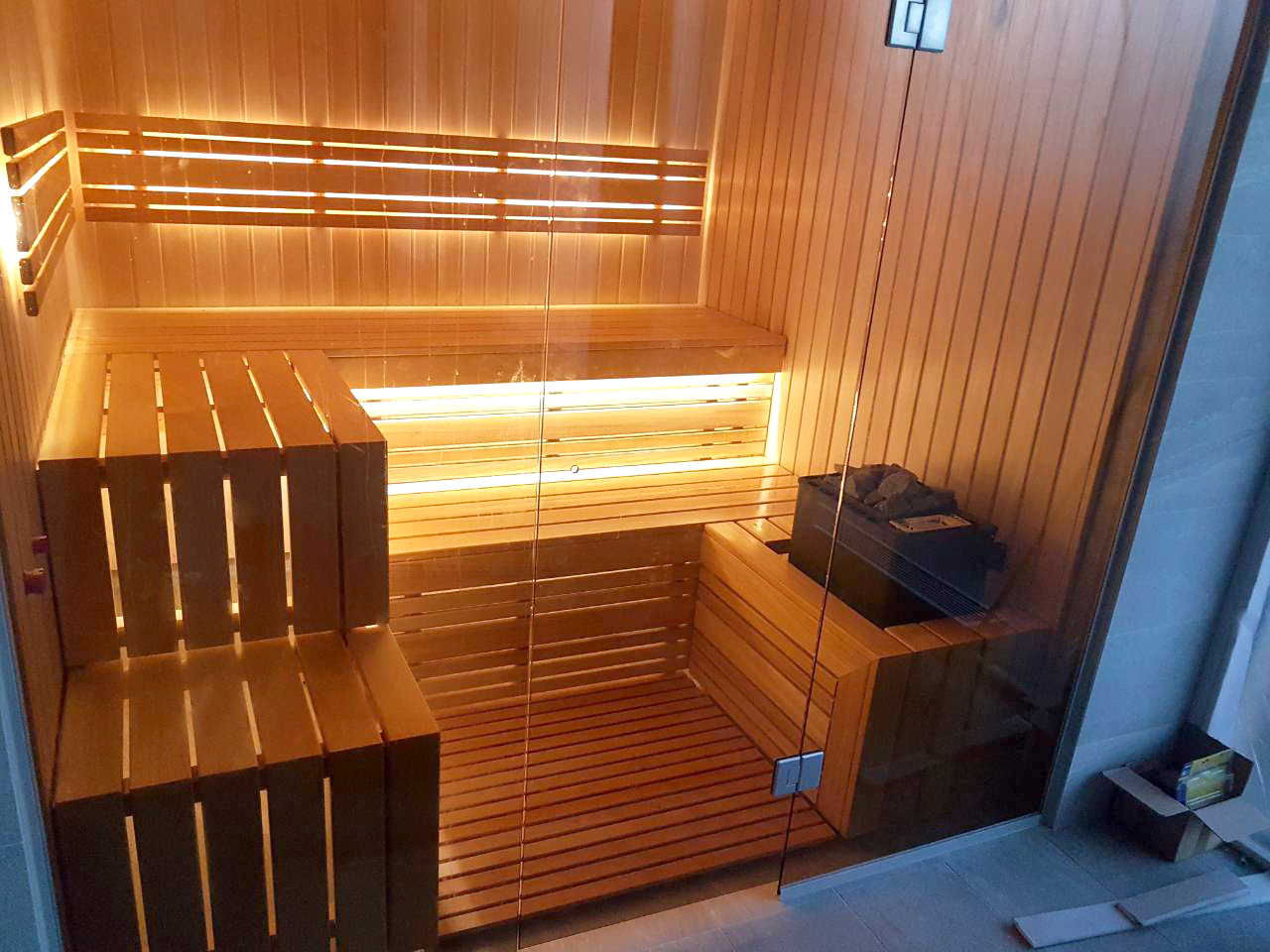 Sauna ar stikla fasādi un skatu uz baseinu