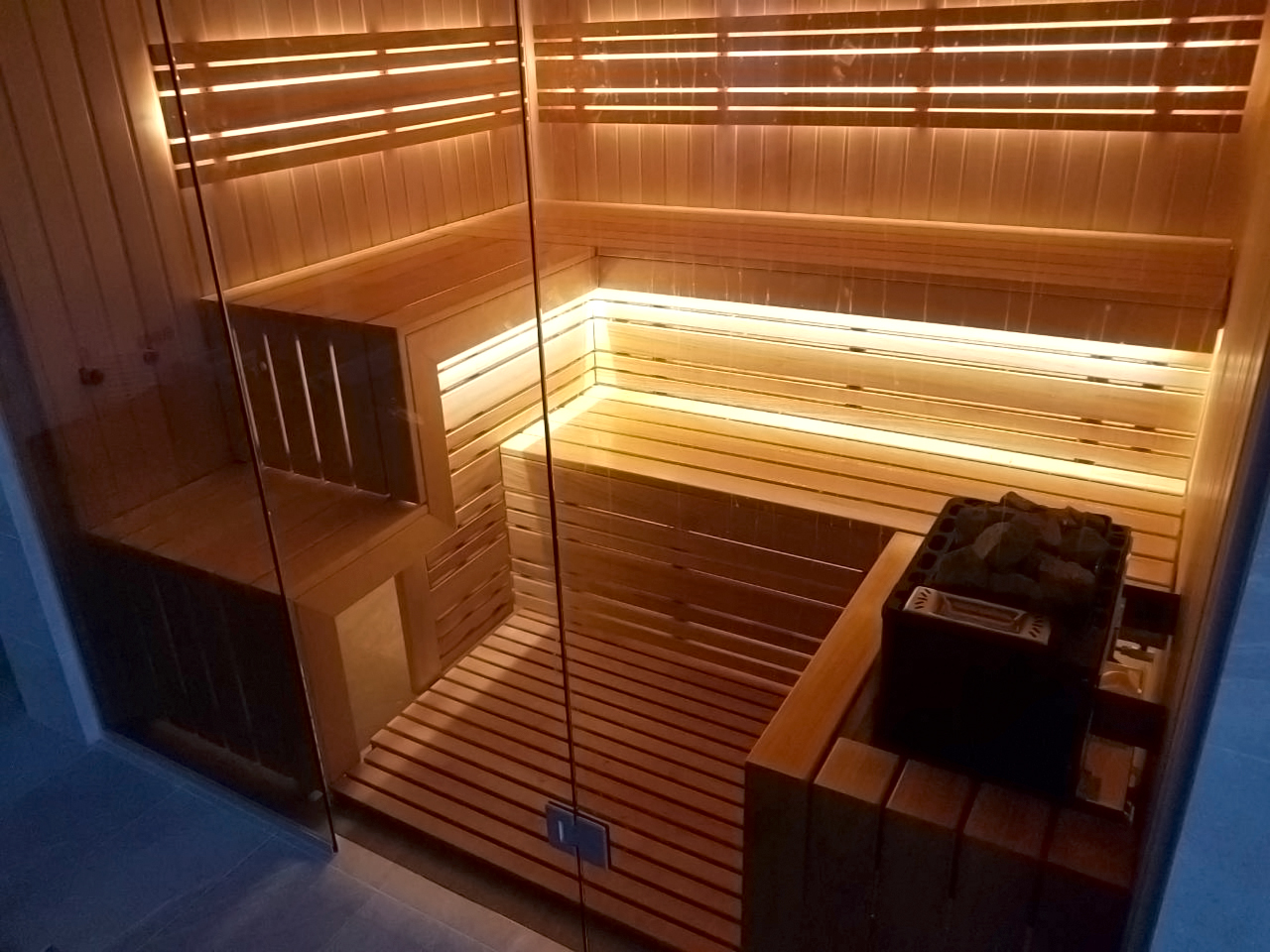 Sauna ar stikla fasādi un skatu uz baseinu