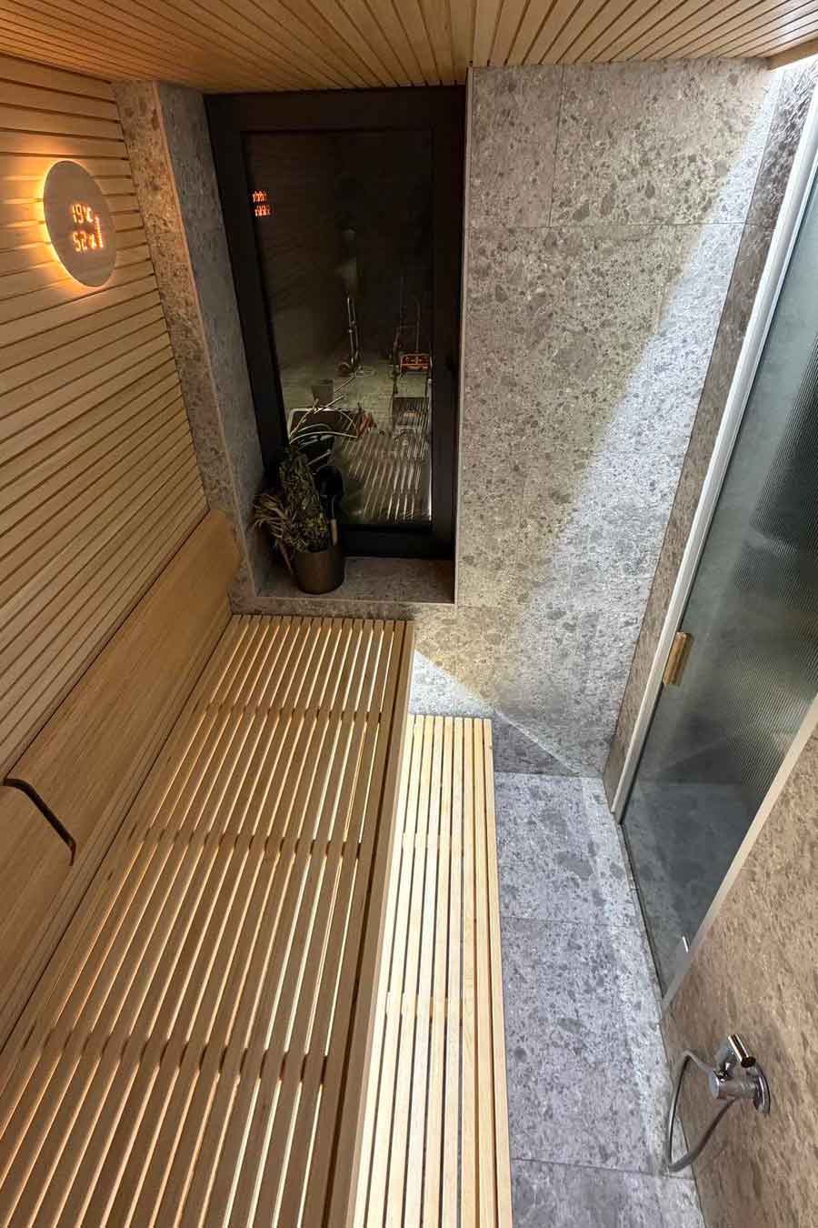 Pirts ar koka un akmens apdari